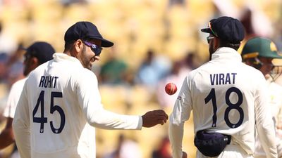 Exclusive | विराट कोहली और रोहित शर्मा के दलीप ट्रॉफी नहीं खेलने पर सुरेश रैना ने जताई हैरानी! कहा - काफी समय से इन दोनों ने... टीम इंडिया के एक टेस्ट मैच के दौरान विराट कोहली और रोहित शर्मा