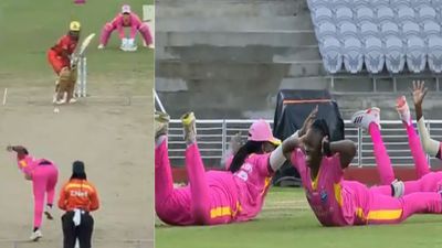 WCPL 2024 : पहले चटकाया विकेट फिर मैदान में लेटकर अनोखे अंदाज में मनाया जश्न, क्रिकेट में शायद पहली बार दिखा ऐसा नजारा, Video हुआ वायरल डब्ल्यूसीपीएल के फाइनल मैच में विकेट लेने के बाद बारबाडोस रॉयल्स की महिला टीम की खिलाड़ियों का