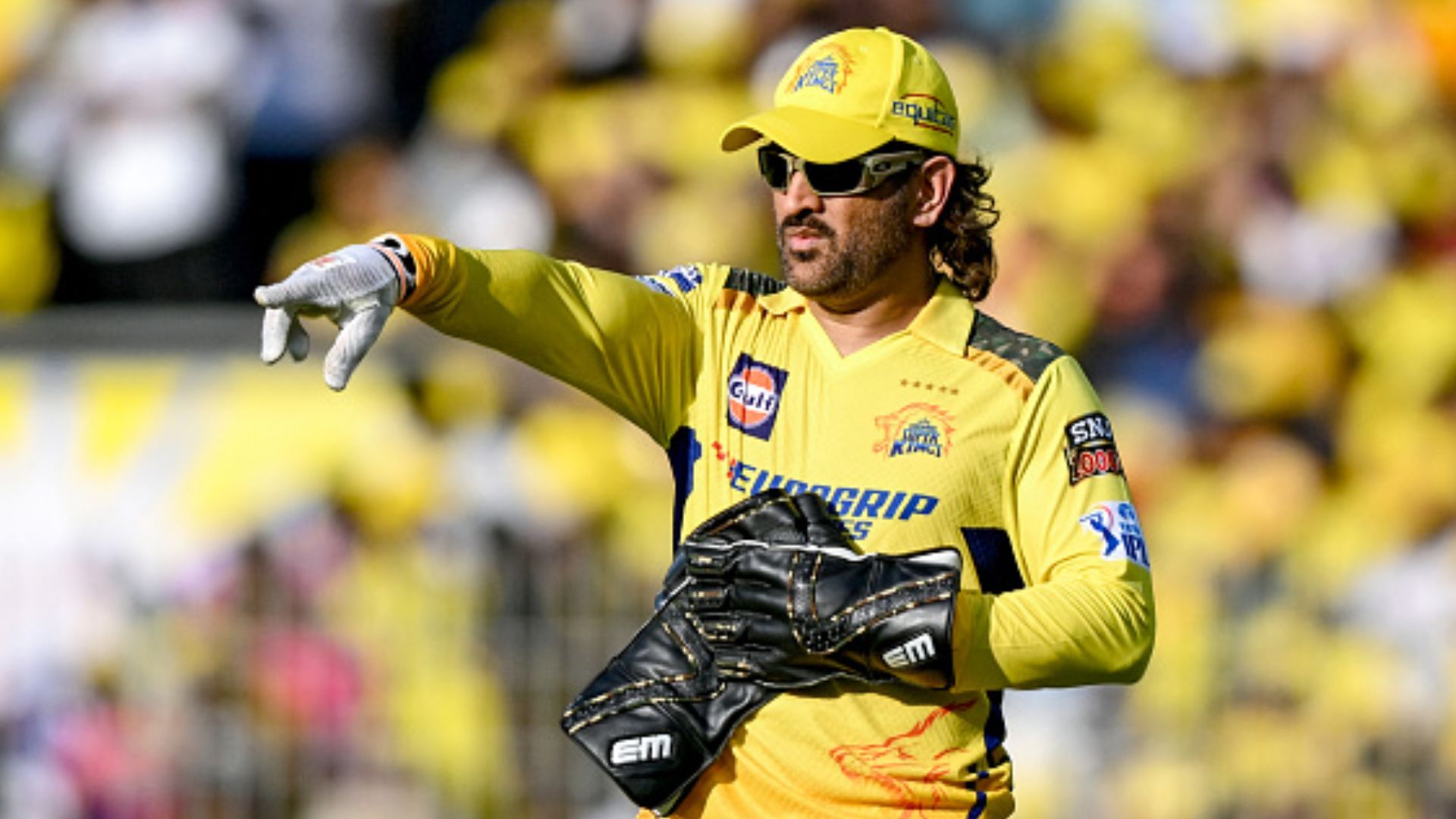 MS Dhoni : IPL 2025 में महेंद्र सिंह धोनी को खेलना चाहिए या नहीं ? CSK के पूर्व खिलाड़ी सुरेश रैना ने दिया जवाब 