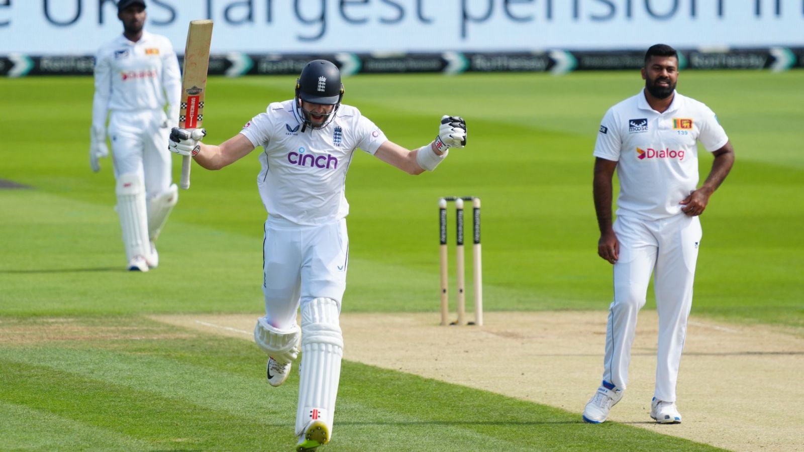 ENG vs SL: डेढ़ महीने पहले डेब्यू करने वाले खिलाड़ी का कोहराम, आठवें नंबर पर उतरकर ठोका शतक, 44 साल में पहली बार हुआ ऐसा कमाल ENG vs SL: डेढ़ महीने पहले डेब्यू करने वाले खिलाड़ी का कोहराम, आठवें नंबर पर उतरकर ठोका शतक, 44 साल में पहली बार हुआ ऐसा कमाल