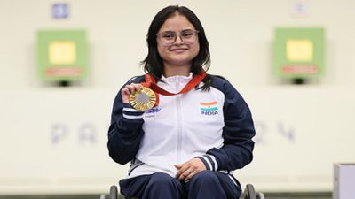 अवनि लेखरा ने पेरिस पैरालिंपिक में इतिहास रचने के लिए झेला था दर्द, अब सर्जरी के बाद वापसी कर जीता गोल्ड गोल्ड मेडल के साथ अवनि लेखरा (PC: Getty)