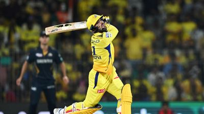 UP T20 League : CSK के खिलाड़ी का जमकर गरजा बल्ला, 200 के स्ट्राइक रेट से तूफानी पारी खेल टीम को जिताया मैच  आईपीएल में एक मैच के दौरान शॉट खेलते समीर रिजवी