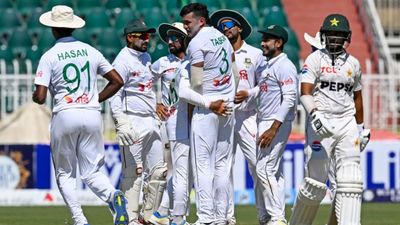 PAK vs BAN: मेहिदी हसन मिराज के आगे घर में पाकिस्तानी बल्लेबाजों की खुली पोल, एक दिन भी नहीं टिक सके, बांग्लादेश ने कसा शिकंजा बांग्लादेश क्रिकेट टीम टेस्ट सीरीज में पाकिस्तान पर हावी रही है.