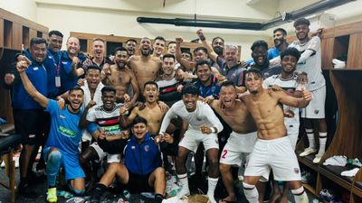 Durand Cup Final: नॉर्थ ईस्ट ने पहली बार जीता खिताब, पिछड़ने के बाद पेनल्टी में मोहन बागान को चटाई धूल जीत के बाद जश्न मनाती नॉर्थईस्ट की टीम