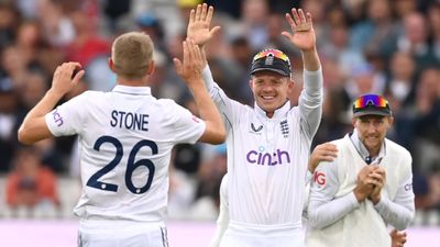 ENG vs SL: जो रूट के ऐतिहासिक शतक से इंग्लैंड ने दिया 483 रन का लक्ष्य, श्रीलंका पर मंडराया सीरीज गंवाने का खतरा श्रीलंका सीरीज में ऑली पोप (बीच में) इंग्लैंड की कप्तानी कर रहे हैं.