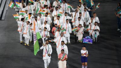 Paris Paralympic 2024 का धूमधड़ाके के साथ आगाज, ओपनिंग सेरेमनी में सुमित अंतिल और भाग्यश्री बने भारत के झंडाबरदार SportsTak Hindi