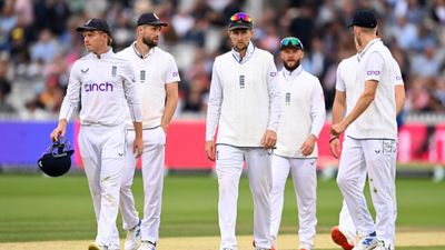 ENG vs SL: ऑएन मॉर्गन ने लॉर्ड्स टेस्ट के तीसरे दिन बॉलिंग से मना करने पर इंग्लिश टीम को लताड़ा, बोले- सब कुछ होने पर भी आप लोग... बेन स्टोक्स के चोटिल होने पर ऑली पोप इंग्लैंड टेस्ट की कप्तानी कर रहे हैं.