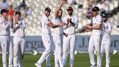 ENG vs SL: शतकवीर रूट और एटकिंसन के पंजे से इंग्लैंड ने श्रीलंका को दूसरे टेस्ट में 190 रनों से रौंद सीरीज पर जमाया कब्जा, 7 साल बाद लॉर्ड्स के मैदान पर किया खास करिश्मा 5 विकेट लेने के बाद फैंस का धन्यवाद करते गस एटकिंसन