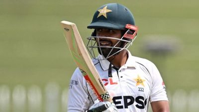 बाबर आजम की घर में ही हुई फजीहत, 20 महीने और 16 पारियों से फिफ्टी भी नहीं बना सके, बांग्लादेश के सामने भी खुली पोल बाबर आजम टेस्ट क्रिकेट में संघर्ष कर रहे हैं.