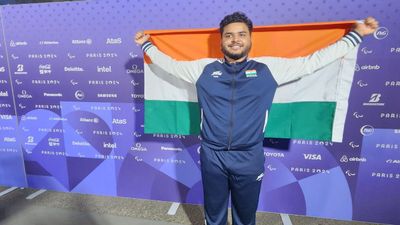 भारतीय सैनिक के बेटे ने पेरिस पैरालिंपिक में लहराया तिरंगा, सीजन का बेस्ट थ्रो करके देश के लिए जीती 'चांदी' योगेश कथुनिया ने डिस्क्स थ्रो में सिल्वर जीता