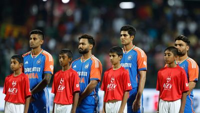 टीम इंडिया को बड़ा झटका, सबसे तगड़े बल्लेबाज को लगी चोट, दलीप ट्रॉफी के पहले राउंड से हुआ बाहर राष्ट्रगान के दौरान सूर्यकुमार, ऋषभ पंत, शुभमन गिल और रिंकू सिंह