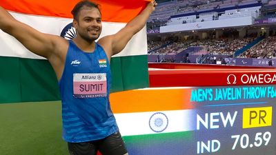 Paralympics 2024: सुमित अंतिल ने भारत को दिलाया सोना, जैवलिन थ्रो में अपना ही रिकॉर्ड दो बार तोड़ा, भारत के नाम 14 पदक गोल्ड जीतने के बाद तिरंगे के साथ सुमित अंतिल