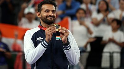 ट्रेन हादसे में पैर गंवाया तो भरी इतनी ऊंची उड़ान, अब इंजीनियर ने देश को दिलाया गोल्ड, जानें नितेश के सफर की गजब कहानी गोल्ड मेडल के साथ नितेश कुमार