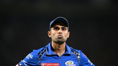 IPL 2025 में क्या मुंबई इंडियंस का साथ छोड़ देंगे सूर्यकुमार यादव? टीम इंडिया के टी20 कप्तान को लेकर आई सबसे अहम अपडेट फील्डिंग के दौरान सूर्यकुमार यादव