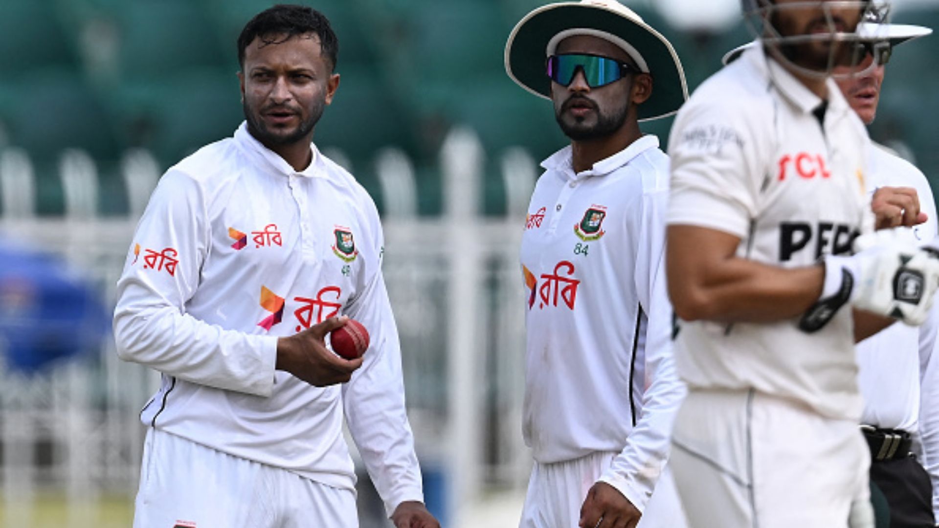 पाकिस्तान में सीरीज जीतने के बाद बांग्लादेशी कप्तान की टीम इंडिया को चेतावनी, कहा- शाकिब अल हसन और रहीम... शाकिब अल हसन को समझाते नजमुल हुसैन शांतो