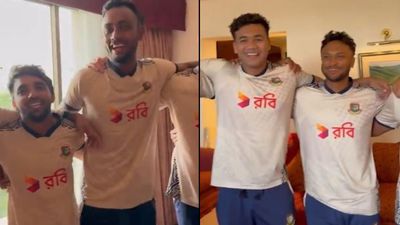 पाकिस्तान का मजाक बनाने के बाद बांग्लादेशी खिलाड़ियों ने ड्रेसिंग रूम में गाया- 'हम होंगे कामयाब', VIDEO वायरल ड्रेसिंग रूम में गाना गाता हुई बांग्लादेश की टीम