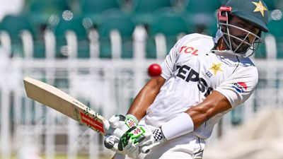 शान मसूद ने पहली बार बाबर आजम की खराब फॉर्म पर तोड़ी चुप्पी, बोले- आपको खिलाड़ियों की तलाश करनी होगी मैच के दौरान बॉल लीव करते बाबर आजम