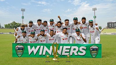PAK vs BAN : घर से बाहर पाकिस्तान के अलावा और किन-किन देशों के खिलाफ टेस्ट सीरीज जीत चुका है बांग्लादेश, यहां देखें पूरी लिस्ट पाकिस्तान के खिलाफ टेस्ट सीरीज जीत के बाद बांग्लादेश की टीम
