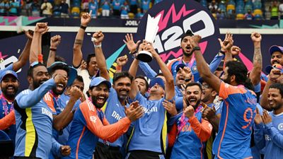 'मैं अपने बच्चों को पागलपन...', T20 वर्ल्ड कप 2024 जीत के बाद जोश से भरे सेलिब्रेशन का राहुल द्रविड़ ने अब बताया पूरा सच  T20 वर्ल्ड कप 2024 की ट्रॉफी के साथ जश्न मनाते राहुल द्रविड़