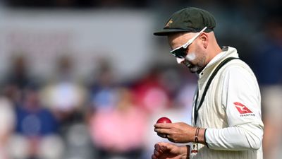 WTC फाइनल में बदलाव की मांग पर रोहित शर्मा के सपोर्ट में उतरे नाथन लॉयन, कहा - वर्ल्ड कप की तरह इसमें... ऑस्ट्रेलिया के लिए एक टेस्ट मैच के दौरान गेंद को देखते नाथन लॉयन