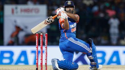 'ऋषभ पंत के साथ कनेक्शन बनाने और विश्वास करने में काफी ज्यादा मुश्किलें हुईं', भारत के पूर्व कोच का बड़ा खुलासा बैटिंग के दौरान ऋषभ पंत