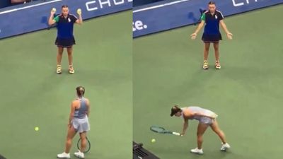 US Open 2024: बॉल गर्ल के साथ बीच मैच में किया घटिया व्यवहार तो फैंस ने सिखाया सबक, सरेआम इस खिलाड़ी को मांगनी पड़ी माफी यूलिया को बॉल पास करती बॉल गर्ल