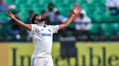 IND vs AUS : सिराज व अर्शदीप सिंह नहीं बल्कि ऑस्ट्रेलिया में लंबे कद का ये गेंदबाज बरपाएगा कहर, भारत के पूर्व गेंदबाजी कोच ने बताया नाम और वजह भारत के लिए एक टेस्ट मैच में विकेट लेने के बाद मोहम्मद सिराज