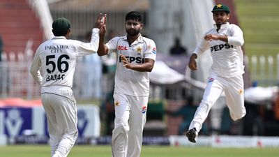 PAK vs BAN : बांग्लादेश से हार पर पाकिस्तान टीम पर भड़के रमीज राजा, कहा - 'टेस्ट क्रिकेट वाली गेंदबाजी ही नहीं है' PAK vs BAN टेस्ट मैच के दौरान खुर्रम शहजाद