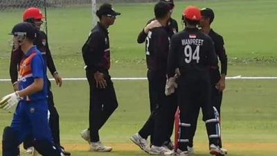 World Record : T20 मैच में सिर्फ 10 रन पर ढेर हो गई पूरी टीम, 6 विकेट लेकर ये गेंदबाज बना हीरो, 5 गेंदों में मैच खत्म सिंगपुर और मंगोलिया के मैच के दौरान खिलाड़ी (फोटो क्रेडिट - फैन कोड)