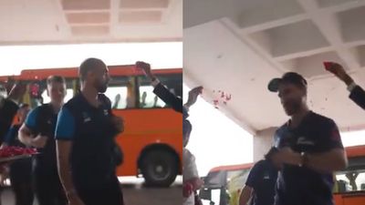 भारत में न्यूजीलैंड का 'अफगान स्टाइल' में स्वागत, टेस्ट मैच के लिए ग्रेटर नोएडा पहुंची टीम, देखें Video न्यूजीलैंड टीम का होटल में शानदार स्वागत