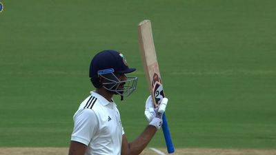 श्रेयस अय्यर की टीम 164 पर ढेर जिसमें अक्षर पटेल ने 6 छक्कों से बनाए विस्फोटक 86 रन, टीम इंडिया के 3 धुरंधरों का फ्लॉप शो दलीप ट्रॉफी में फिफ्टी जड़ने के बाद अक्षर पटेल (फोटो क्रेडिट - एक्स हैंडल BCCI Domestic)