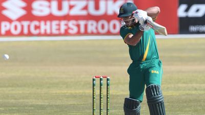 टीम इंडिया का सिरदर्द बने ओपनर ने वनडे मैच में तूफान ला दिया, छ्क्कों की बारिश कर ठोक डाले 188 रन, 198 मिनट में दिला दी जीत श्रीलंका ए के खिलाफ मैच के दौरान शॉट खेलते साउथ अफ्रीका के डेविड बेडिंगम