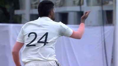 4 ओवर, 4 मेडन और दो विकेट, गौतम गंभीर के 'फ्लाइंग किस' वाले गेंदबाज का कहर,  कप्तान का भी किया शिकार  गायकवाड़ के विकेट का फ्लाइंग किस सेलिब्रेशन करते हर्षित राणा