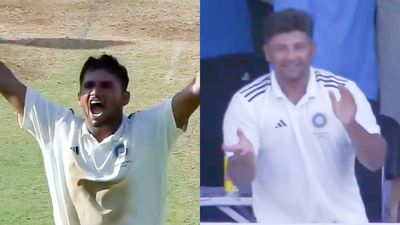 Duleep Trophy: बड़े भाई सरफराज के नक्शे कदम पर चलते हुए मुशीर खान ने डेब्यू में ठोका शतक, बड़े बल्लेबाज रहे फेल लेकिन टिका रहा 19 साल का युवा शतक ठोकने के बाद जश्न मनाते मुशीर खान, ताली पीटते भाई सरफराज