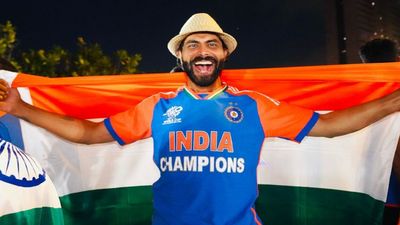 रवींद्र जडेजा ने बांग्लादेश सीरीज से पहले उठाया बड़ा कदम, ज्वाइन की ये राजनीतिक पार्टी, जानिए किस भूमिका में आएंगे नजर रवींद्र जडेजा ने टी20 वर्ल्ड चैंपियन बनने के तुरंत बाद इस फॉर्मेट को अलविदा कह दिया था