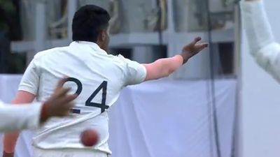 IPL में सजा मिलने के बावजूद नहीं सुधरा गौतम गंभीर का चहेता गेंदबाज, गायकवाड़ को आउट करने के बाद फिर की ऐसी हरकत, Video हुआ वायरल दलीप ट्रॉफी में विकेट लेने के बाद तेज गेंदबाज हर्षित राणा (फोटो क्रेडिट -बीसीसीआई)