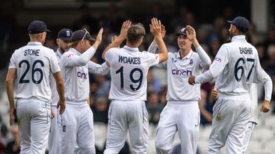 ENG vs SL: अंपायर्स ने रोशनी खराब होने पर स्पिन बॉलिंग करने को कहा, इंग्लैंड ने पेसर को बीच ओवर में बनाया फिरकी बॉलर, देखिए Video क्रिस वॉक्स (बीच में) ने तीसरे टेस्ट में स्पिन बॉलिंग की.