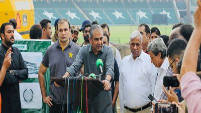 'पाकिस्तान से बाहर कोई टेस्ट मैच नहीं होगा', इंग्लैंड के खिलाफ घरेलू टेस्ट सीरीज को लेकर पीसीबी अध्यक्ष मोहसिन नकवी ने बताया पूरा प्लान एक कार्यक्रम के दौरान पीसीबी अध्यक्ष मोहसिन नकवी (फोटो क्रेडिट - मोहसिन नकवी एक्स हैंडल)