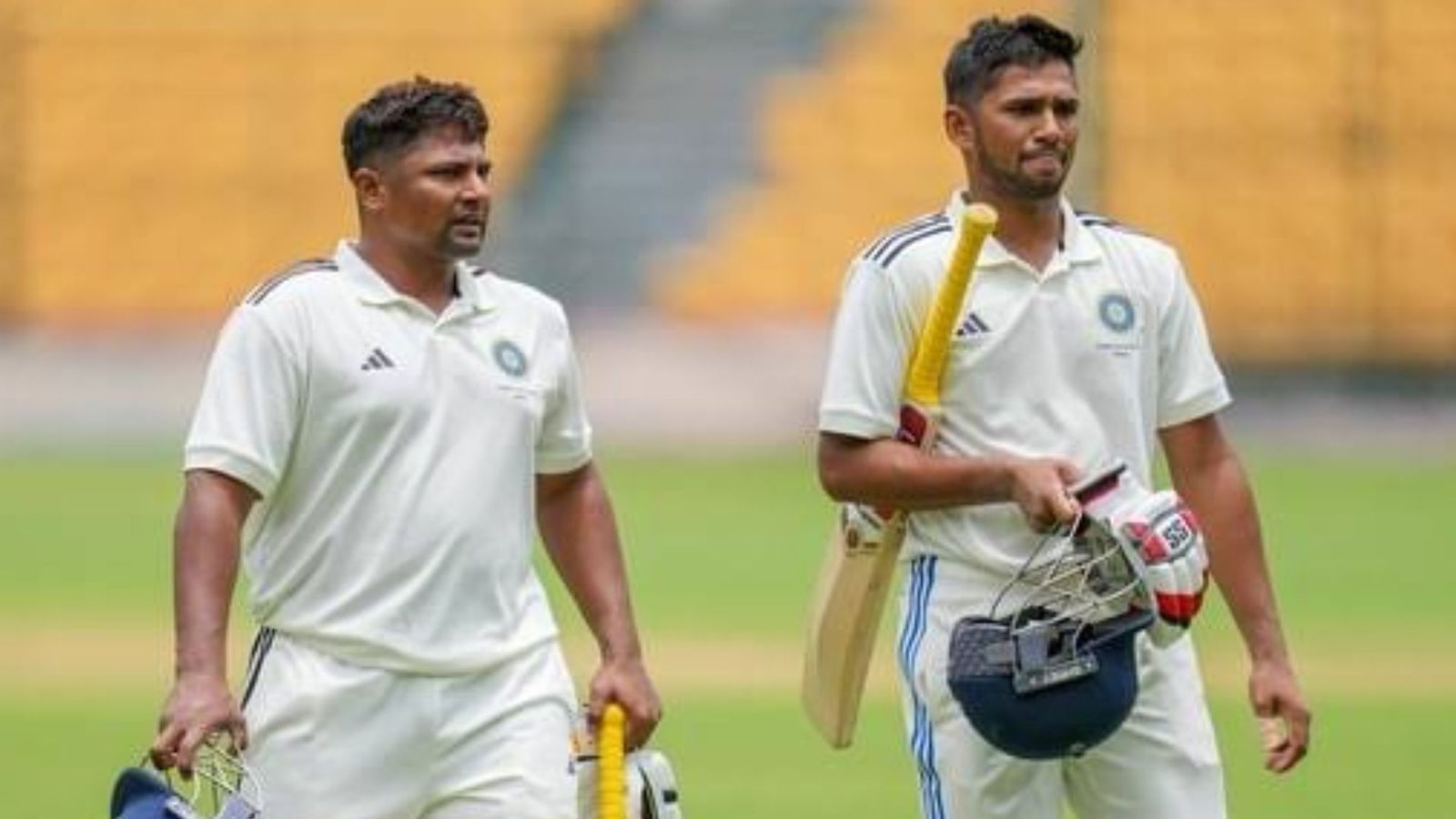 छोटे भाई मुशीर को शून्य पर आउट करने वाले RCB के गेंदबाज से बड़े भाई ने लिया बदला, सरफराज खान ने एक ओवर में ठोके...VIDEO छोटे भाई मुशीर को शून्य पर आउट करने वाले RCB के गेंदबाज से बड़े भाई ने लिया बदला, सरफराज खान ने एक ओवर में ठोके...VIDEO