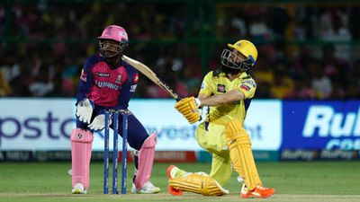 Moeen Ali : अंतरराष्ट्रीय क्रिकेट से संन्यास लेने वाले मोईन अली IPL में CSK के लिए खेलेंगे या नहीं, खुद दी बड़ी अपडेट IPL में चेन्नई के लिए शॉट खेलते मोईन अली