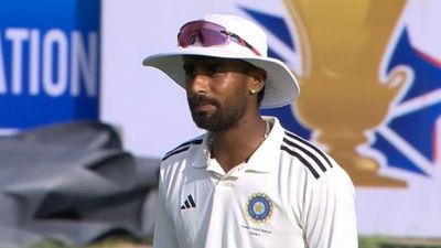 Duleep Trophy : 8 विकेट लेकर ऋतुराज गायकवाड़ की टीम को जिताने वाले मानव सुथार ने खोला गेंदबाजी का राज, कहा - मैं हमेशा सबसे पहले... Duleep Trophy के मैच में फील्डिंग के दौरान मानव सुथार