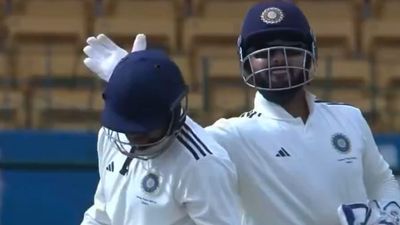 ऋषभ पंत ने कुलदीप यादव को आउट करने के लिए जमकर तंग किया, पहले सिंगल के लिए छेड़ा, फिर बोले- आउट हो जल्दी, Video ने बवाल काटा ऋषभ पंत और कुलदीप यादव के बीच दलीप ट्रॉफी में मजेदार तकरार दिखी.