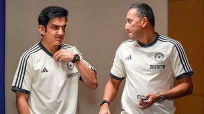 टीम इंडिया में बांग्लादेश सीरीज के लिए शामिल हुआ दिग्गज खिलाड़ी, 2 महीनों से क्रिकेट से था दूर टीम इंडिया के हेड कोच गौतम गंभीर के साथ चीफ सेलेक्टर अजीत अगरकर.