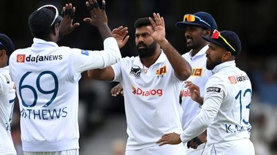 ENG vs SL: श्रीलंकाई तेज गेंदबाजों के कहर के आगे इंग्लिश बल्लेबाजों ने घुटने टेके, हार की कगार पर बैजबॉल के दीवाने, दी ओवल टेस्ट में इतिहास रचने के करीब श्रीलंका लाहिरु कुमारा (बीच में) ने इंग्लैंड के खिलाफ दूसरी पारी में चार विकेट लिए.