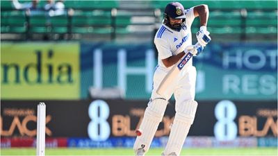 ICC टेस्ट रैंकिंग्स में रोहित शर्मा का बवाल, 3 साल बाद पहली बार हुआ ऐसा, विराट और जायसवाल को भी फायदा बैटिंग के दौरान एक्शन में रोहित शर्मा