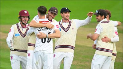 मैदान पर छाया माइकल वॉन का 18 साल का बेटा आर्ची, गेंदबाजी में लिए 6 विकेट तो बल्ले से बरसाए इतने रन, VIDEO विकेट लेने के बाद आर्ची वॉन को शाबाशी देते साथी खिलाड़ी