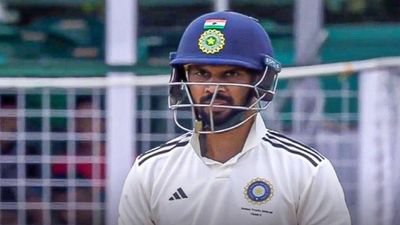 ऋतुराज गायकवाड़ क्यों दो गेंद खेलने के बाद मैदान से चले गए बाहर? इशान किशन की अचानक एंट्री के बाद कप्तान को लेकर टीम में मची खलबली ऋतुराज गायकवाड़ दलीप ट्रॉफी में चोटिल हो गए थे