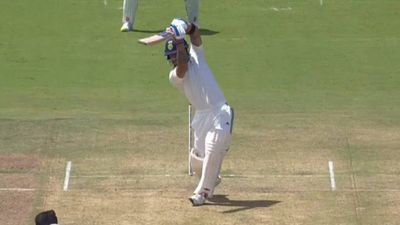 टीम इंडिया के 4 बल्लेबाजों का एकसाथ फ्लॉप शो, एक तो बिना आउट हुए ही पवेलियन लौट गया, लेकिन इस खिलाड़ी ने गौतम गंभीर को खुश कर दिया अपनी पारी में शॉट लगाते रियान पराग