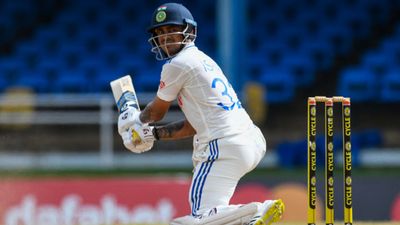 Duleep Trophy : इशान किशन के शतक से ऋतुराज गायकवाड़ की कप्तानी वाली टीम ने 357 रनों से कसा शिकंजा, पहले दिन बैकफुट पर रही इंडिया-बी टीम इंडिया के लिए एक मैच के दौरान शॉट खेलते हुए इशान किशन