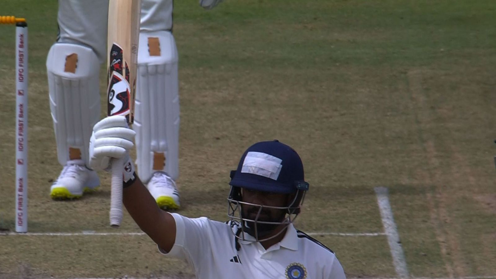 Duleep Trophy : मुंबई इंडियंस के खिलाड़ी ने श्रेयस अय्यर की टीम को खदेड़ा, 88 रनों की नाबाद पारी से इंडिया-ए की बचाई लाज  Duleep Trophy : मुंबई इंडियंस के खिलाड़ी ने श्रेयस अय्यर की टीम को खदेड़ा, 88 रनों की नाबाद पारी से इंडिया-ए की बचाई लाज